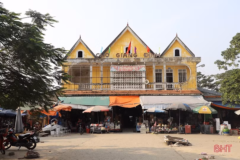 Cảnh tượng nhếch nhác khó tin ở chợ trung tâm huyện Nghi Xuân