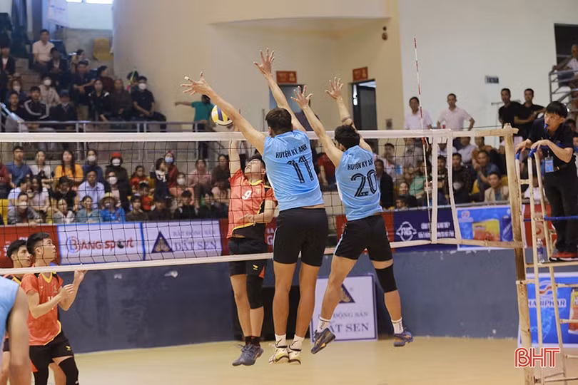Gay cấn từ buổi đầu Giải Bóng chuyền nam thanh niên Hà Tĩnh