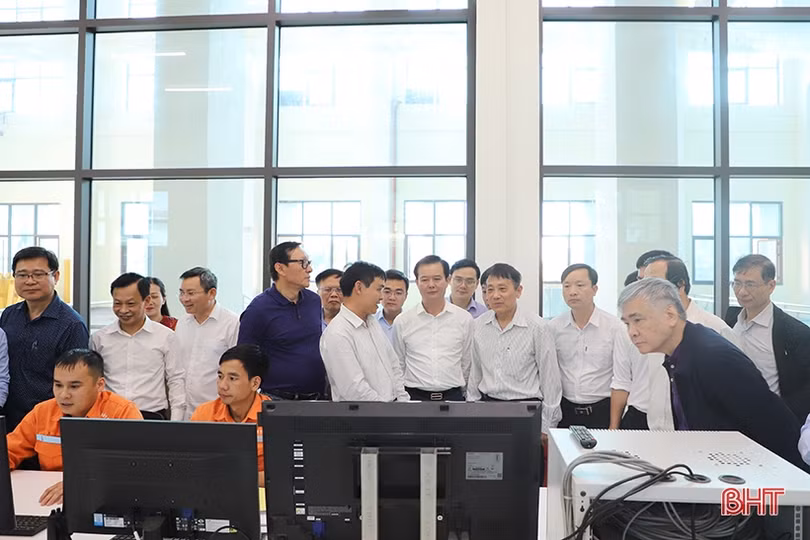 Nhóm Tư vấn phát triển bền vững Hà Tĩnh tại Hà Nội tham quan một số di sản, công trình trọng điểm