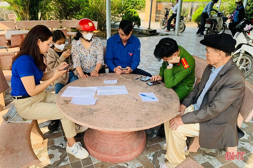 Tuổi trẻ Hà Tĩnh hưởng ứng ngày tình nguyện hỗ trợ người dân thực hiện dịch vụ công trực tuyến