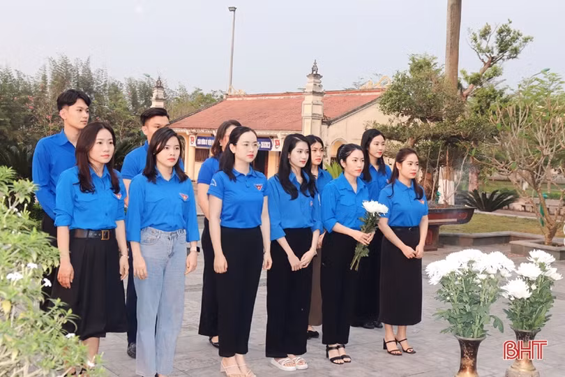 Các chi đoàn cơ quan trao quà, tặng khu vui chơi tại TP Hà Tĩnh