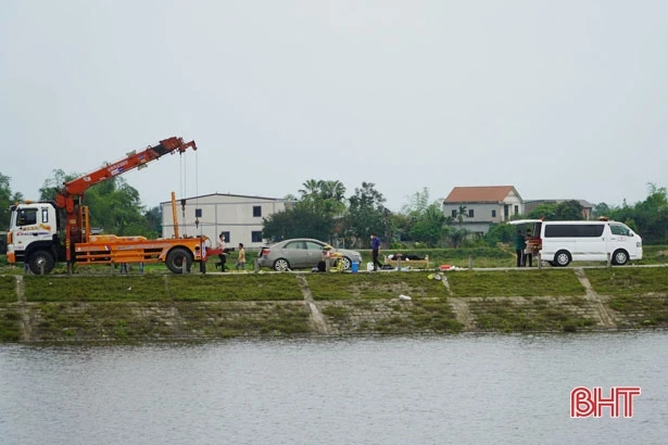 Hà Tĩnh: Phát hiện người đàn ông tử vong trong ôtô dưới sông Vách Nam