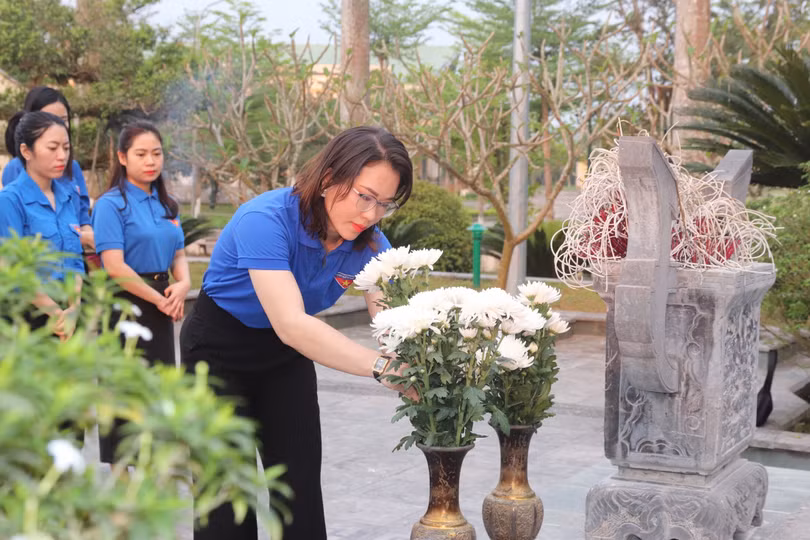 Các chi đoàn cơ quan trao quà, tặng khu vui chơi tại TP Hà Tĩnh