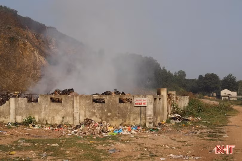 Điểm tập kết rác bốc cháy “tra tấn” người dân Hương Sơn