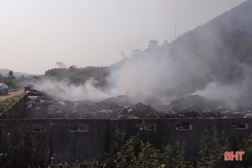Điểm tập kết rác bốc cháy “tra tấn” người dân Hương Sơn