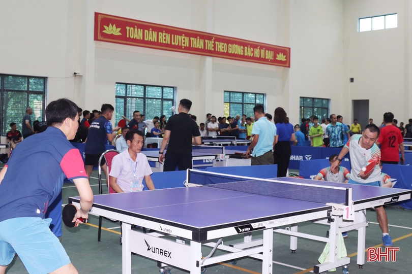 Hơn 200 VĐV tranh tài Giải Bóng bàn huyện Vũ Quang mở rộng