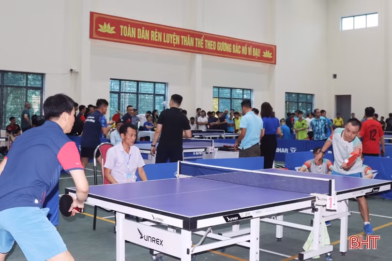 Hơn 200 VĐV tranh tài Giải Bóng bàn huyện Vũ Quang mở rộng