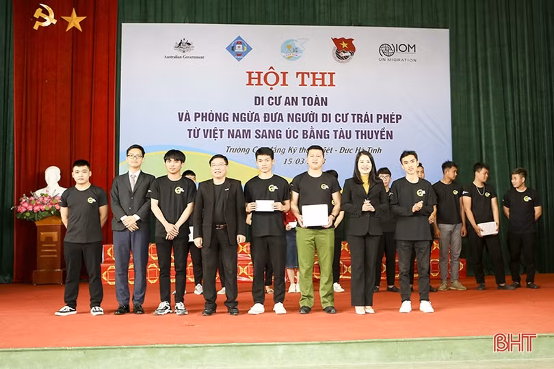 Học sinh, sinh viên Hà Tĩnh hào hứng tìm hiểu về di cư an toàn