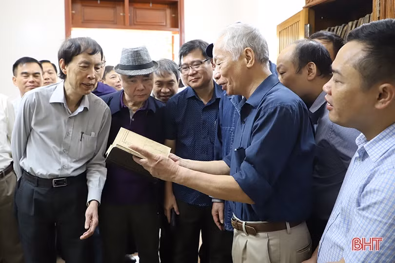 Nhóm Tư vấn phát triển bền vững Hà Tĩnh tại Hà Nội tham quan một số di sản, công trình trọng điểm