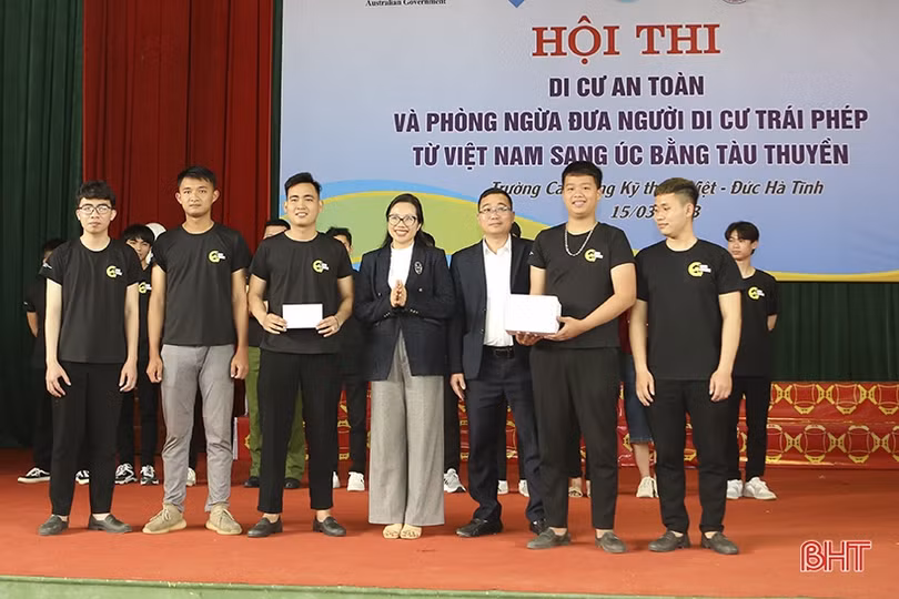 Học sinh, sinh viên Hà Tĩnh hào hứng tìm hiểu về di cư an toàn