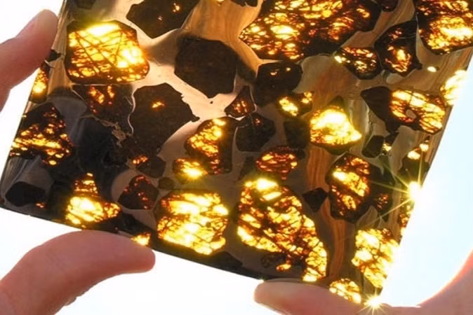 Thiên thạch lóng lánh như vàng ròng