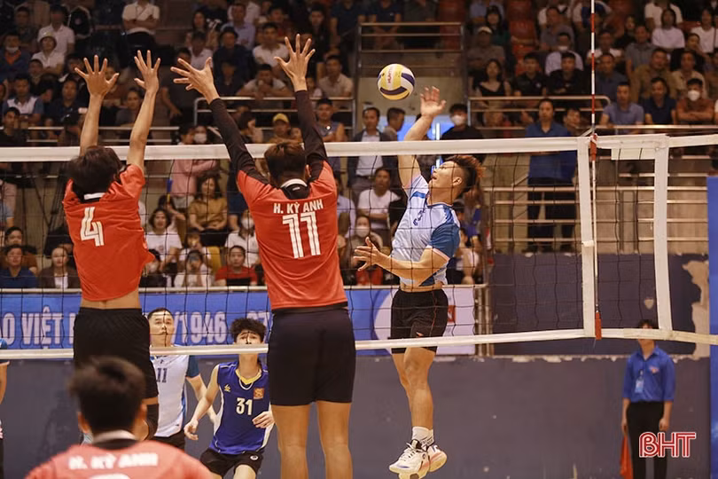 Xác định 4 đội lọt vào bán kết Giải Bóng chuyền nam thanh niên Hà Tĩnh