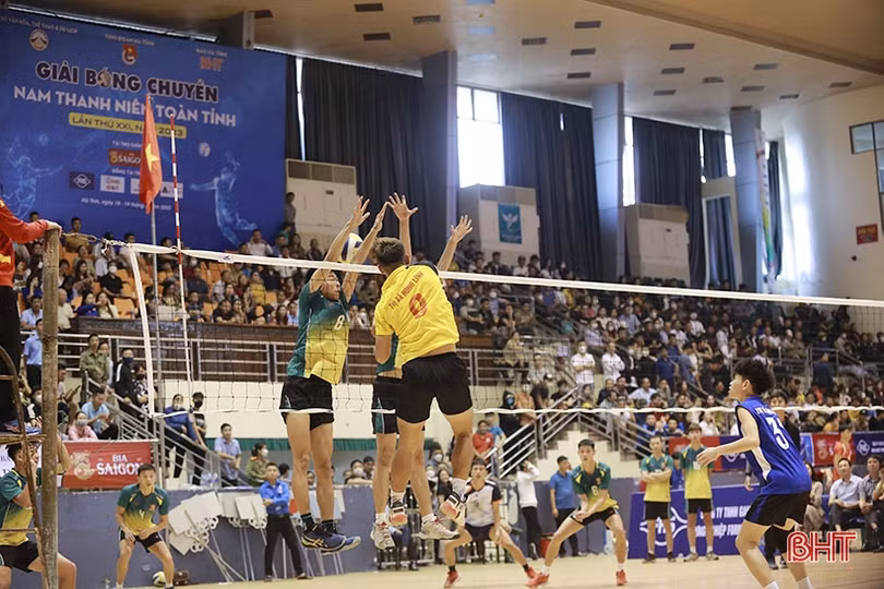 Gay cấn từ buổi đầu Giải Bóng chuyền nam thanh niên Hà Tĩnh