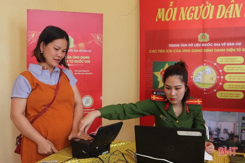 Hỗ trợ người dân thị xã Hồng Lĩnh sử dụng các dịch vụ số 