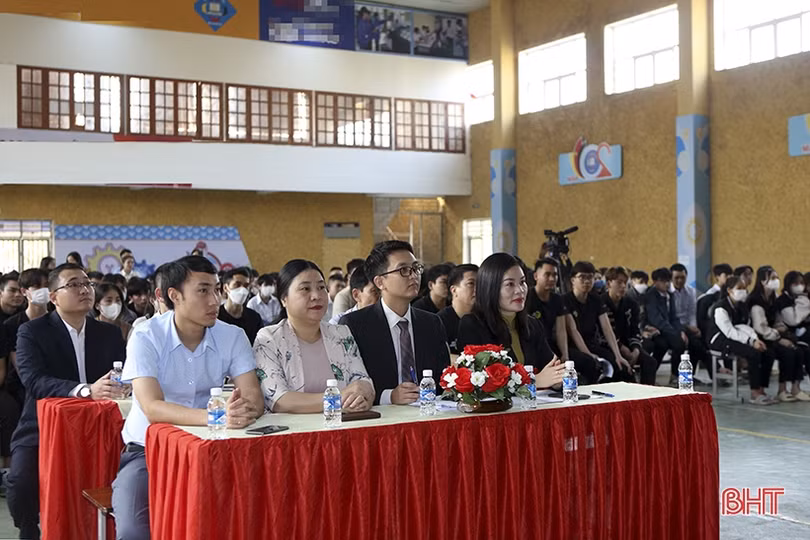 Học sinh, sinh viên Hà Tĩnh hào hứng tìm hiểu về di cư an toàn