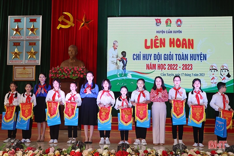 Trường Tiểu học Cẩm Bình giành giải nhất liên hoan chỉ huy đội giỏi huyện Cẩm Xuyên