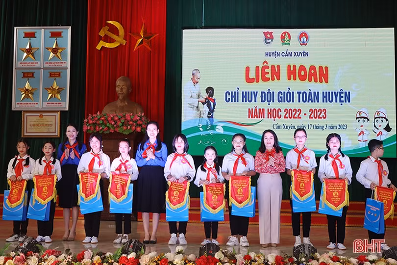 Trường Tiểu học Cẩm Bình giành giải nhất liên hoan chỉ huy đội giỏi huyện Cẩm Xuyên