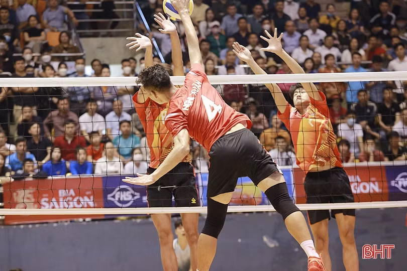 Gay cấn từ buổi đầu Giải Bóng chuyền nam thanh niên Hà Tĩnh