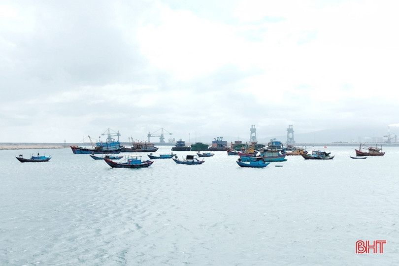 Thời tiết xấu, hàng nghìn tàu cá Hà Tĩnh phải vào bờ tránh trú