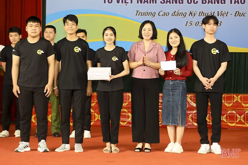 Học sinh, sinh viên Hà Tĩnh hào hứng tìm hiểu về di cư an toàn
