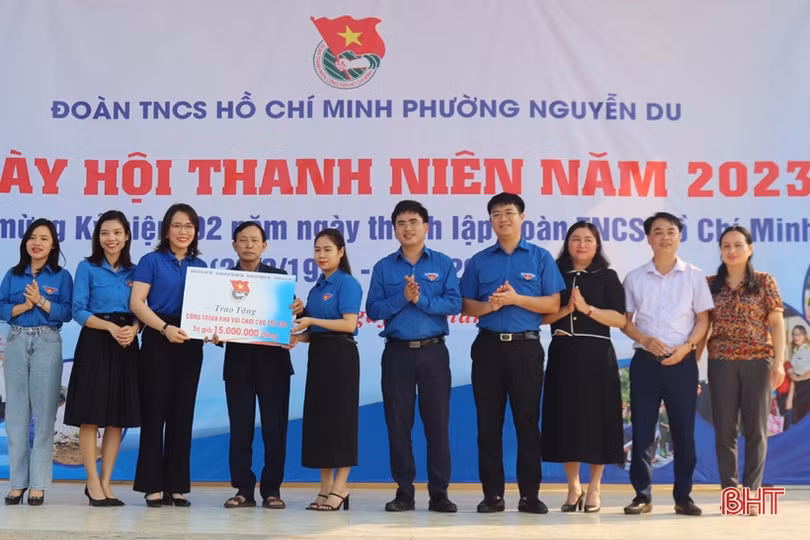 Các chi đoàn cơ quan trao quà, tặng khu vui chơi tại TP Hà Tĩnh