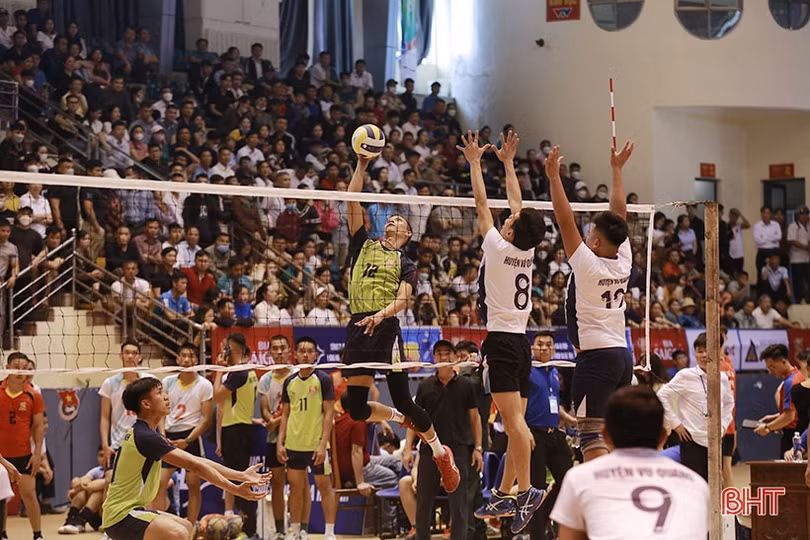 Gay cấn từ buổi đầu Giải Bóng chuyền nam thanh niên Hà Tĩnh