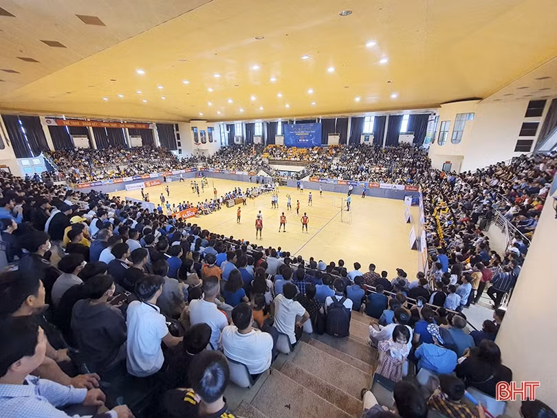 Xác định 4 đội lọt vào bán kết Giải Bóng chuyền nam thanh niên Hà Tĩnh