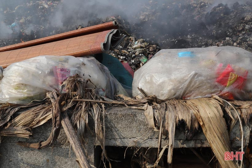 Điểm tập kết rác bốc cháy “tra tấn” người dân Hương Sơn