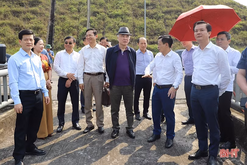 Nhóm chuyên gia tham quan Nhà máy Thủy điện Ngàn Trươi