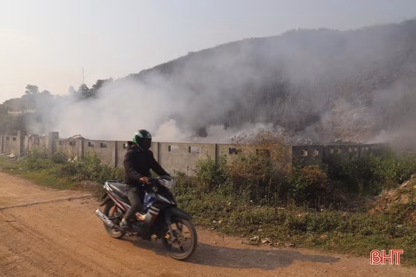 Điểm tập kết rác bốc cháy “tra tấn” người dân Hương Sơn