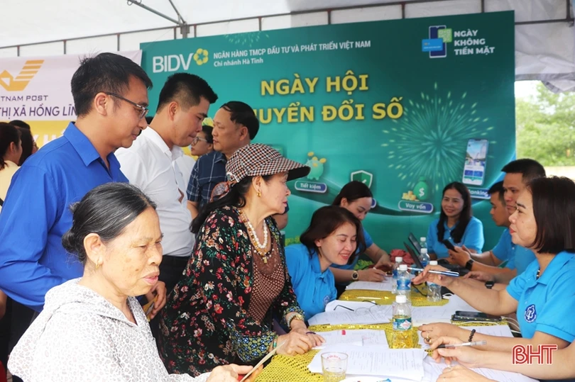 Hỗ trợ người dân thị xã Hồng Lĩnh sử dụng các dịch vụ số 