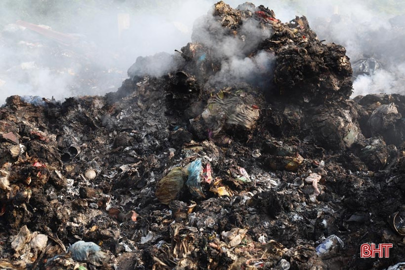 Điểm tập kết rác bốc cháy “tra tấn” người dân Hương Sơn