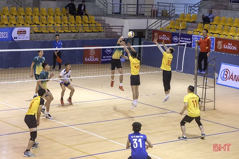 Khởi tranh Giải Bóng chuyền nam thanh niên Hà Tĩnh