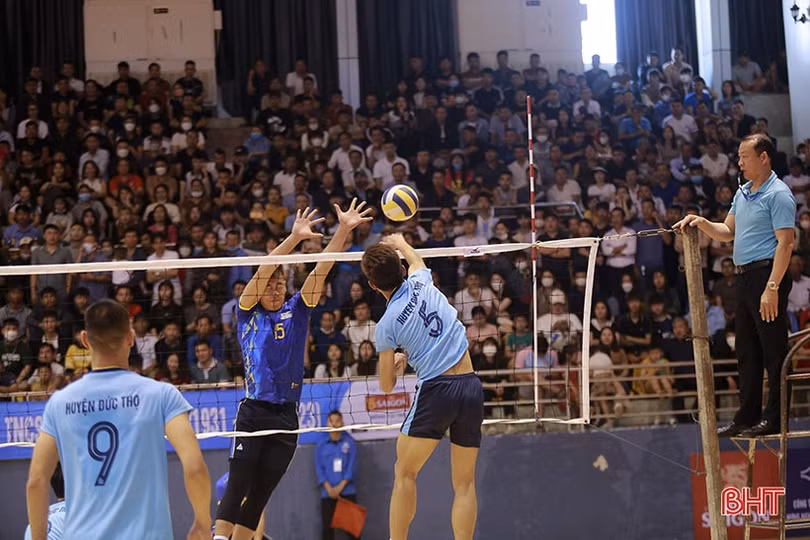 Xác định 4 đội lọt vào bán kết Giải Bóng chuyền nam thanh niên Hà Tĩnh