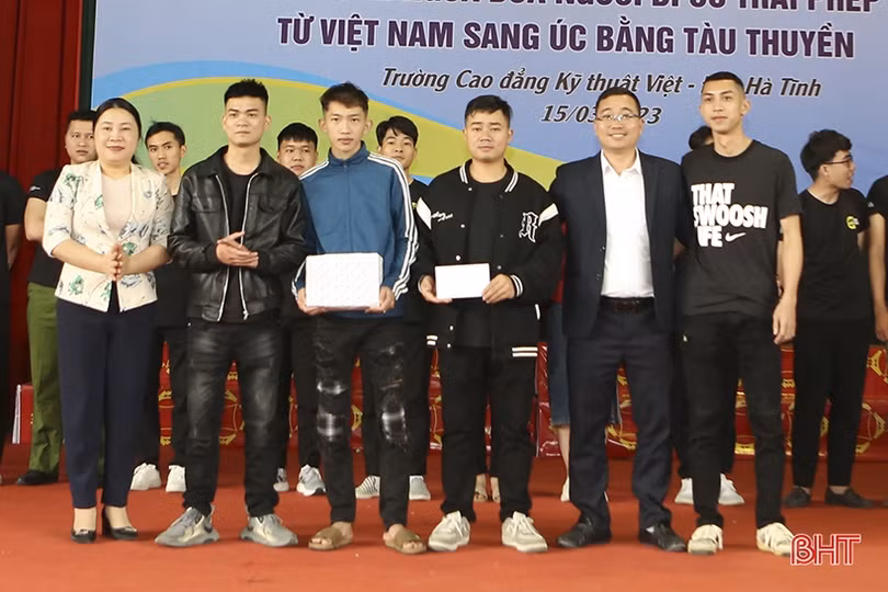 Học sinh, sinh viên Hà Tĩnh hào hứng tìm hiểu về di cư an toàn