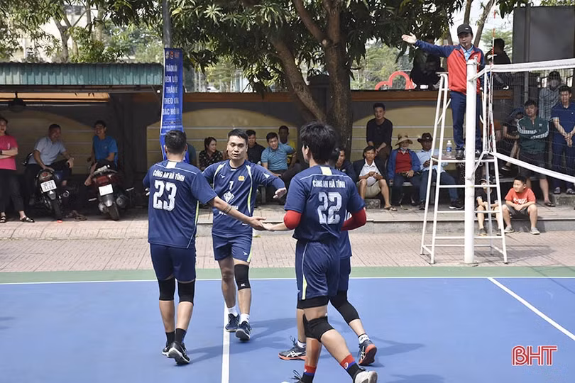 8 đội xuất sắc vào tứ kết Giải Bóng chuyền nam thanh niên Hà Tĩnh