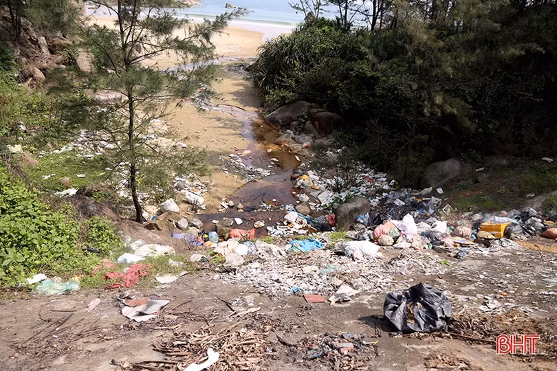 Rác thải lại ngổn ngang trên đường Ngô Quyền ở TP Hà Tĩnh