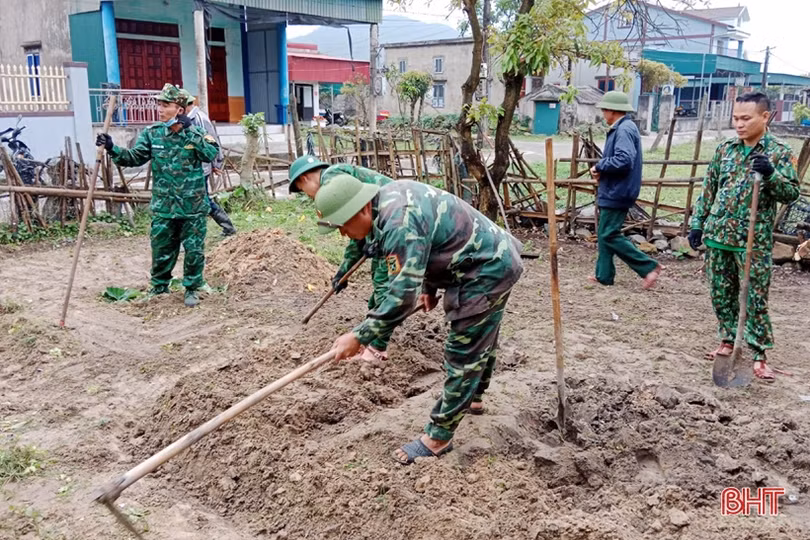 Chiến sỹ quân hàm xanh giúp xã phía Nam Hà Tĩnh xây dựng NTM nâng cao