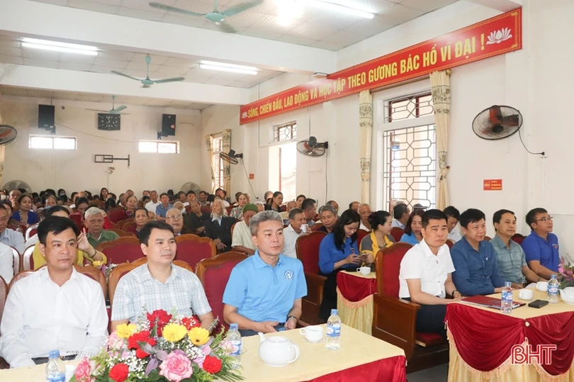 Hỗ trợ người dân thị xã Hồng Lĩnh sử dụng các dịch vụ số 