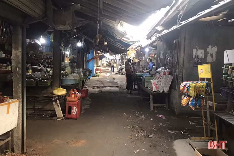 Cảnh tượng nhếch nhác khó tin ở chợ trung tâm huyện Nghi Xuân