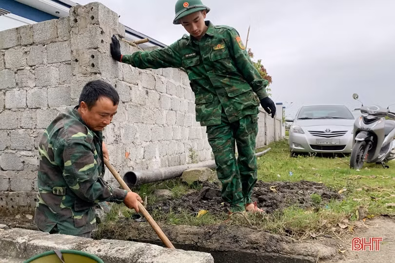 Chiến sỹ quân hàm xanh giúp xã phía Nam Hà Tĩnh xây dựng NTM nâng cao