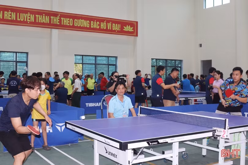 Hơn 200 VĐV tranh tài Giải Bóng bàn huyện Vũ Quang mở rộng