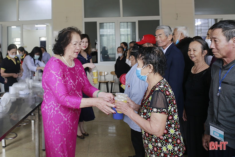 Nissan Hà Tĩnh và Hiệp hội Nữ doanh nhân tỉnh tặng quà cho bệnh nhân nghèo