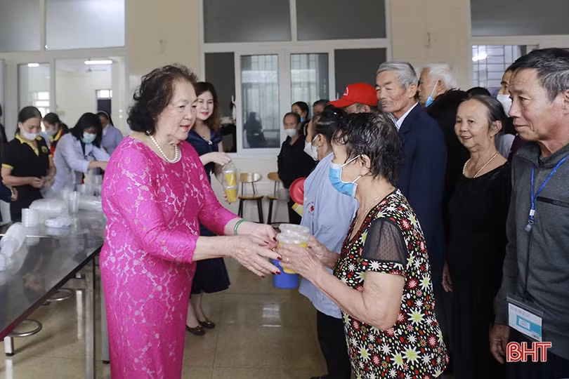 Nissan Hà Tĩnh và Hiệp hội Nữ doanh nhân tỉnh tặng quà cho bệnh nhân nghèo