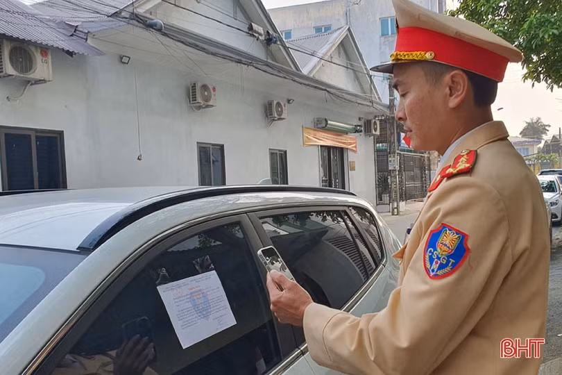Công an TP Hà Tĩnh tiếp tục xử phạt nhiều trường hợp dừng, đỗ sai quy định