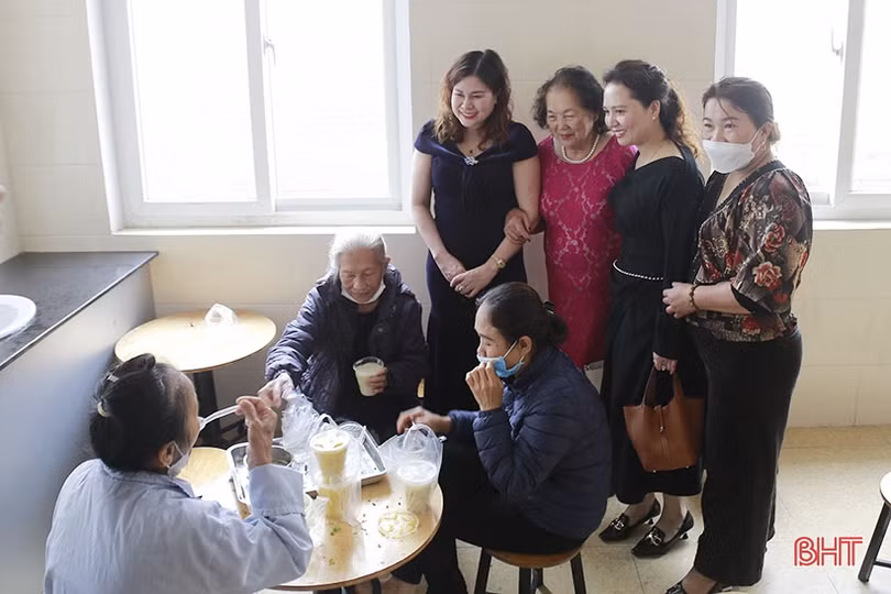 Nissan Hà Tĩnh và Hiệp hội Nữ doanh nhân tỉnh tặng quà cho bệnh nhân nghèo