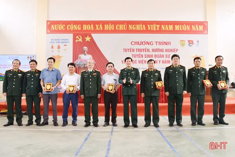 Học viện Quân y hướng nghiệp tuyển sinh quân sự cho học sinh Hà Tĩnh