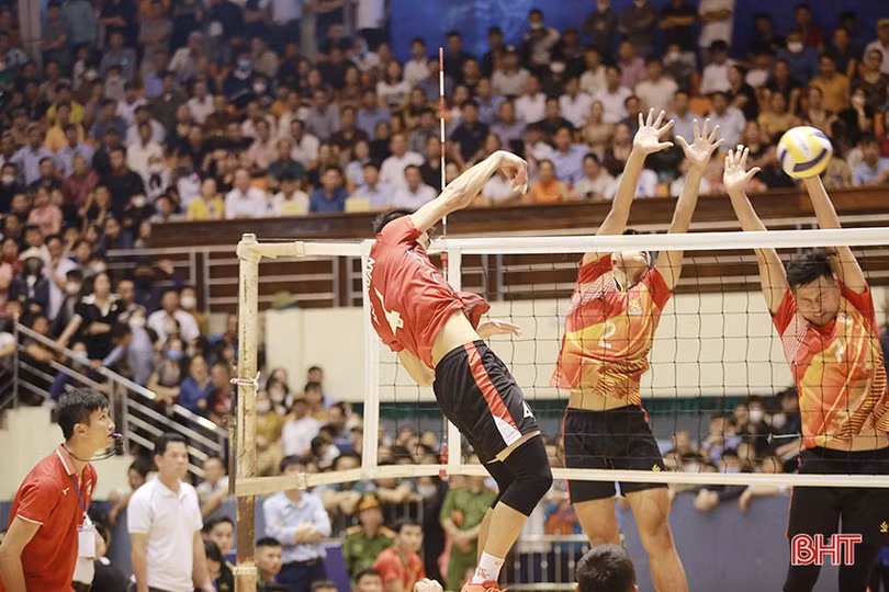 Xác định 4 đội lọt vào bán kết Giải Bóng chuyền nam thanh niên Hà Tĩnh