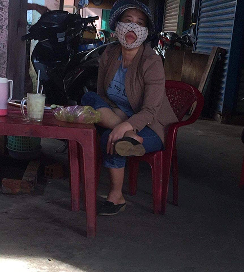 Muôn kiểu đeo khẩu trang chống nắng của phụ nữ Việt