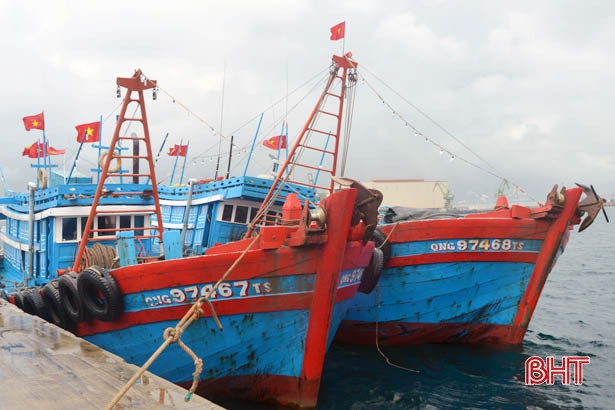 Bắt 2 tàu giã cào khai thác hải sản trái phép trên vùng biển Hà Tĩnh
